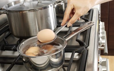 Cum să fierbi ouăle fără surprize neplăcute: Trucuri de la bucătari pentru Paște Pentru mulți români, ouăle fierte sunt un simbol al sărbătorilor pascale