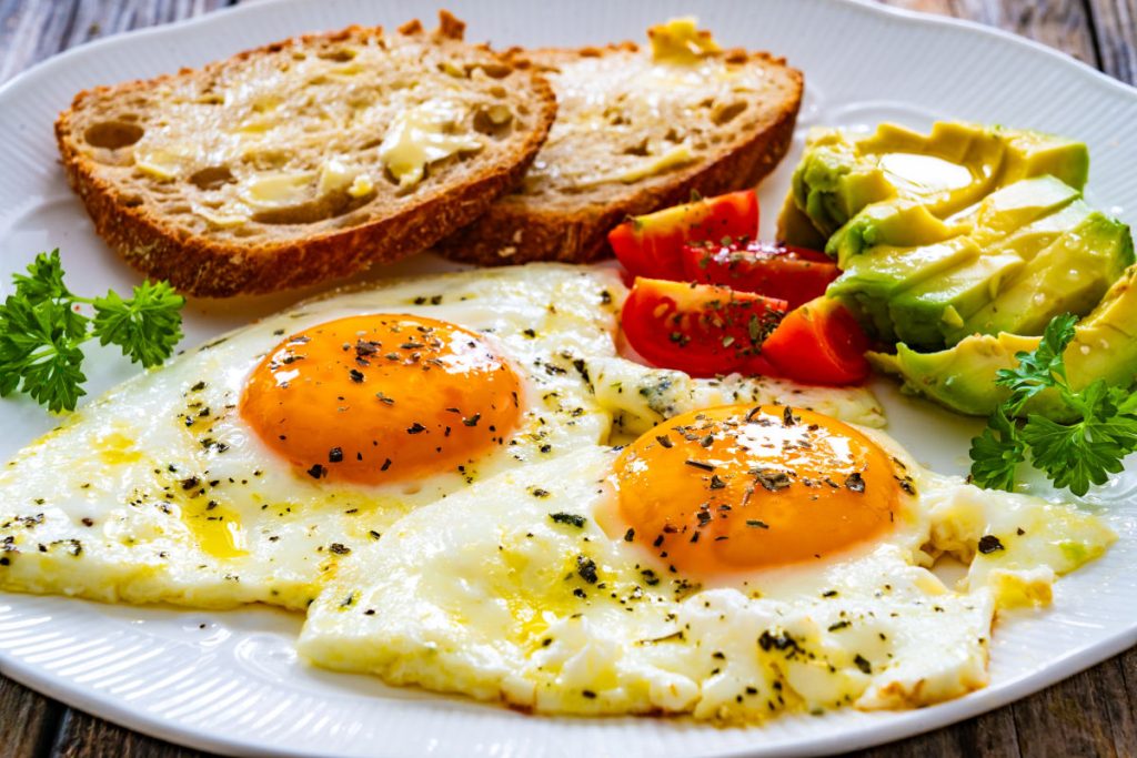 Uite trucul genial pentru ouă ochiuri perfecte: Folosește… Un obiect!