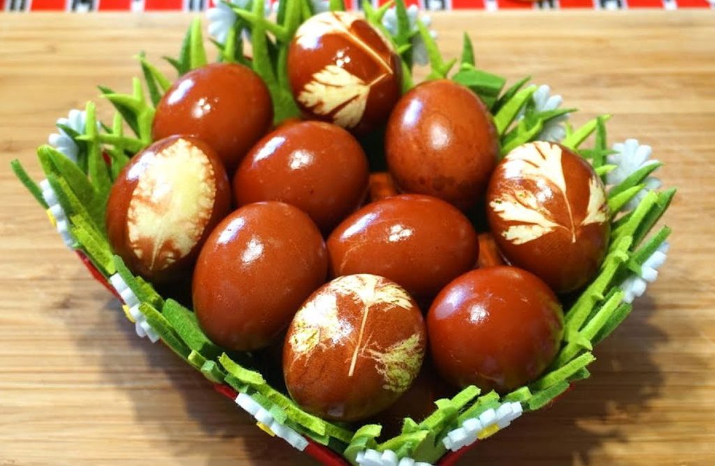 Ouă roșii, ca-n copilărie: Gospodinele revin la sfeclă pentru Paște!