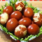 Ouă roșii, ca-n copilărie: Gospodinele revin la sfeclă pentru Paște!