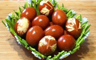 Ouă roșii, ca-n copilărie: Gospodinele revin la sfeclă pentru Paște!