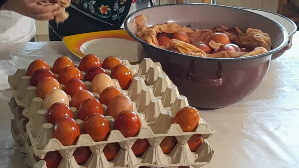 Tradiție la Timișeni: Peste 1.000 de ouă, vopsite eco cu ceapă, în gospodăria mănăstirii