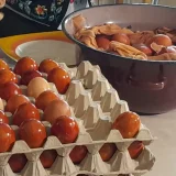 Tradiție la Timișeni: Peste 1.000 de ouă, vopsite eco cu ceapă, în gospodăria mănăstirii