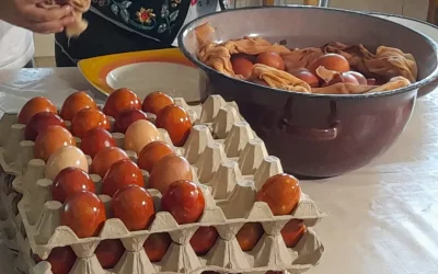 Tradiție la Timișeni: Peste 1.000 de ouă, vopsite eco cu ceapă, în gospodăria mănăstirii