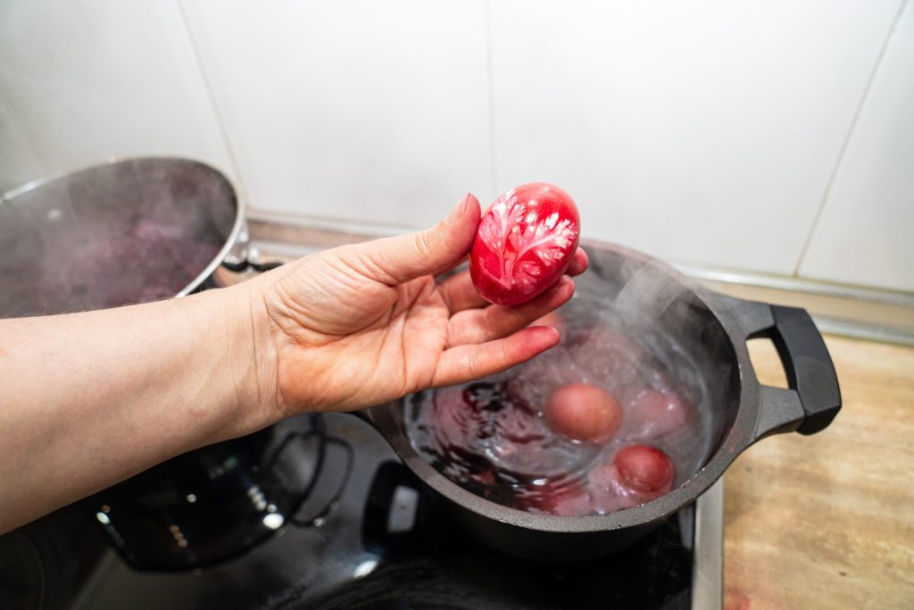 De ce ciocnim ouă roșii de Paște? Tradiția cu semnificații profunde!