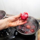 De ce ciocnim ouă roșii de Paște? Tradiția cu semnificații profunde!