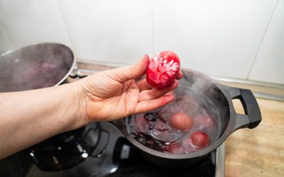 De ce ciocnim ouă roșii de Paște? Tradiția cu semnificații profunde!