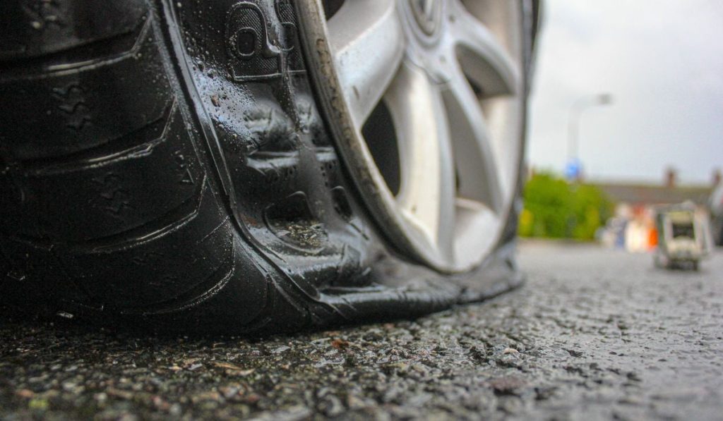 Schimbarea roții: Ți-e frică să nu fii atacat? Sfaturi vitale!