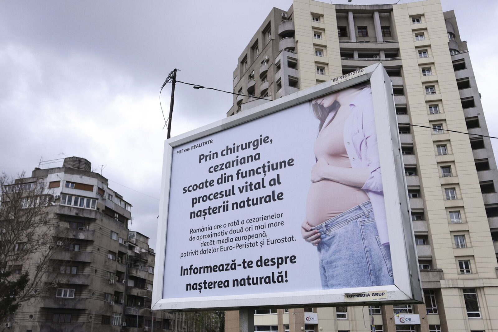 Panouri anti-cezariană în București: Cine plătește și reacția Colegiului Medicilor