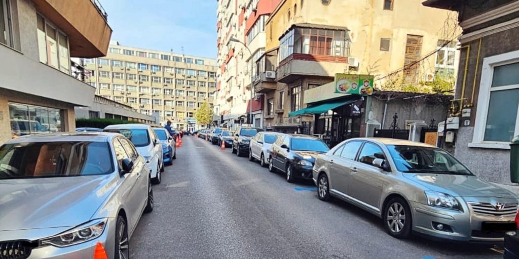 Parcarea gratuită pentru mașinile electrice se menține în București până în 2027 Consiliul General al Municipiului București (CGMB) a votat pentru menținerea parcării gratuite pe domeniul public pentru posesorii de mașini electrice