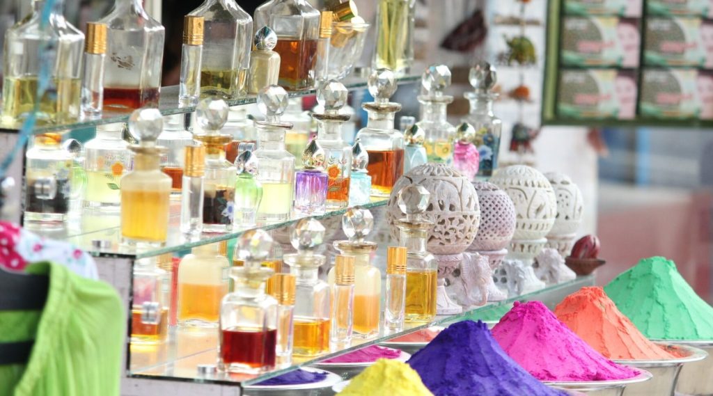 Români, arestați în Italia: Furau parfumuri de 4.500 de euro din duty-free-uri