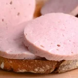 Piedone, adevărul crud despre parizer: Ce conține, de fapt, mâncarea din România