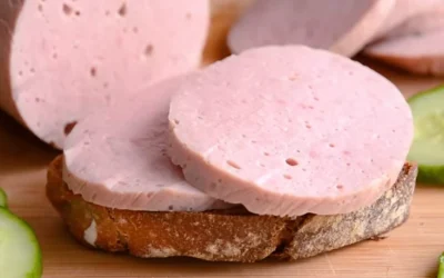 Piedone, adevărul crud despre parizer: Ce conține, de fapt, mâncarea din România