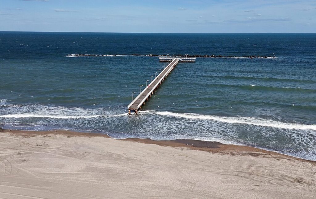 Mamaia: Pasarela ruinată de 6 ani. Primăria Constanța, bani pentru 2026?