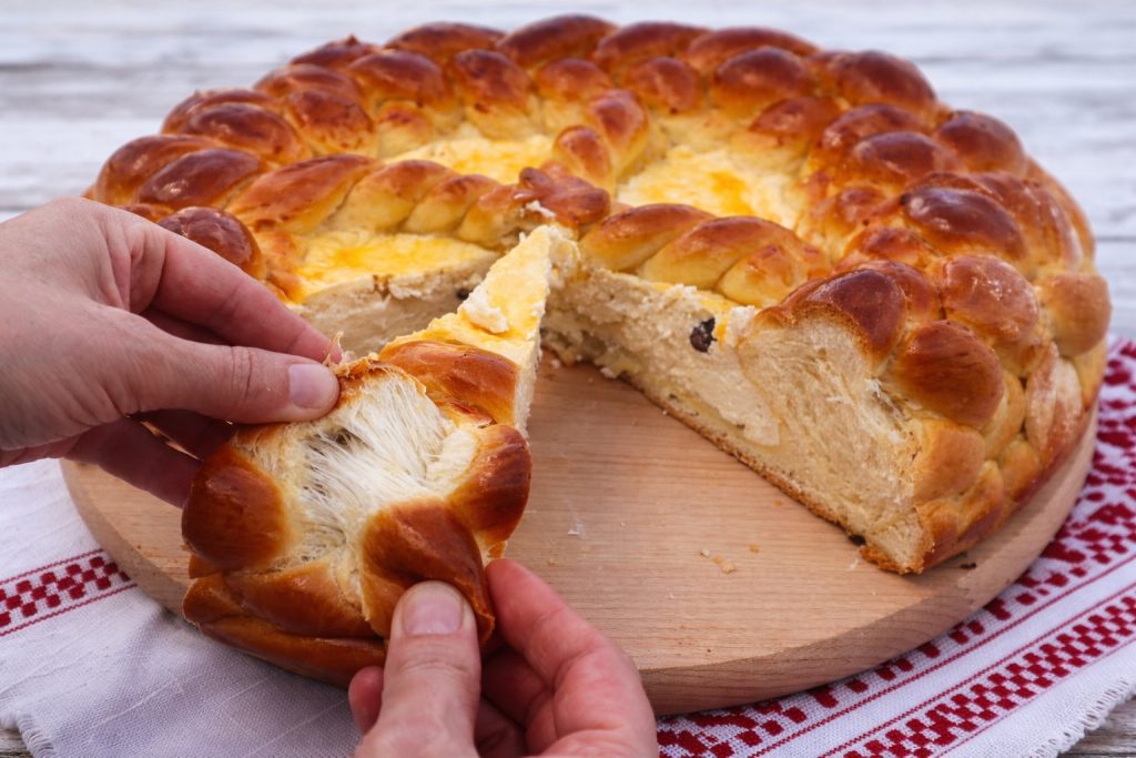Pască de Paște: Rețeta bunicii, cu brânză și stafide, din România