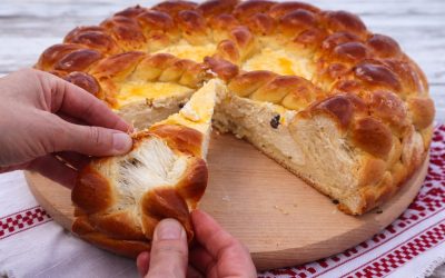 Pască de Paște: Rețeta bunicii, cu brânză și stafide, din România