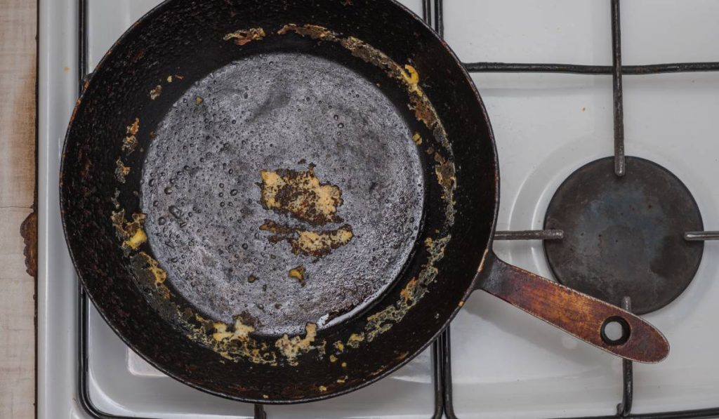Curățare ușoară: Trucul cu sare care salvează tigaia de fontă de grăsime și arsuri