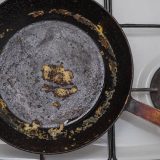 Curățare ușoară: Trucul cu sare care salvează tigaia de fontă de grăsime și arsuri