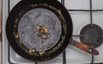 Curățare ușoară: Trucul cu sare care salvează tigaia de fontă de grăsime și arsuri