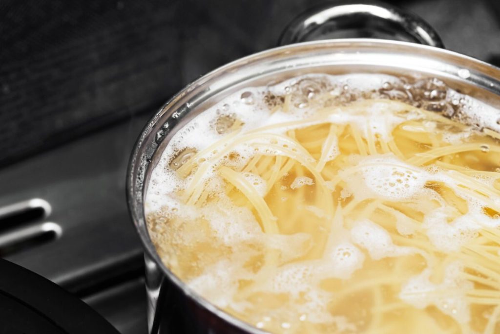 Câtă apă pui la paste? Greșeala banală pe care o fac românii