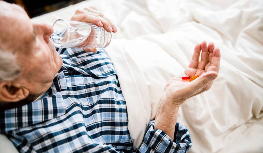 Obiceiuri banale care-ți fac rău: De ce e periculos să te întinzi după pastile