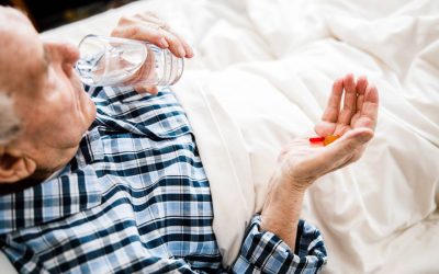 Obiceiuri banale care-ți fac rău: De ce e periculos să te întinzi după pastile