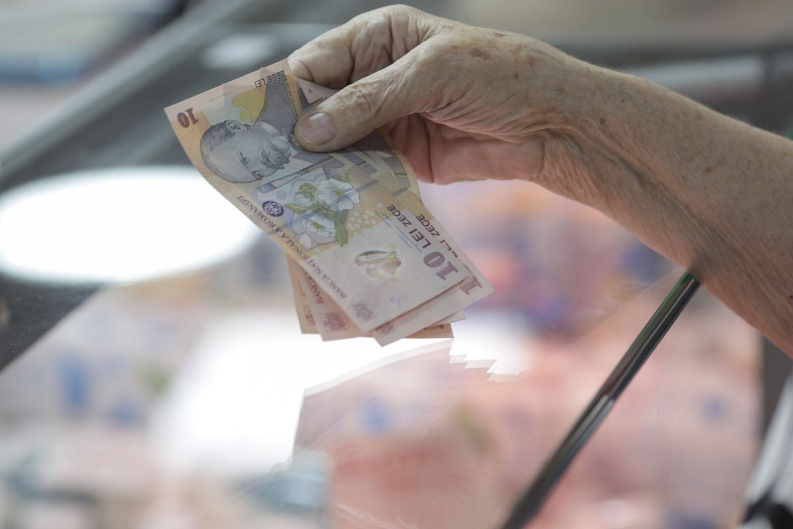 Scădere dramatică: Pensiile din România, tot mai sărace, arată Eurostat
