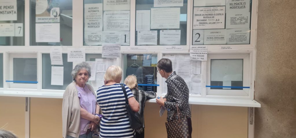Pensionarii, afectați de măsurile de austeritate și inflație: „Avem propria gaură neagră din buget” Măsurile de austeritate introduse în august 2025 afectează în mod direct viața pensionarilor români, conform declarațiilor președintei Federației Naționale a Pensionarilor din România, Luciana Cănilă