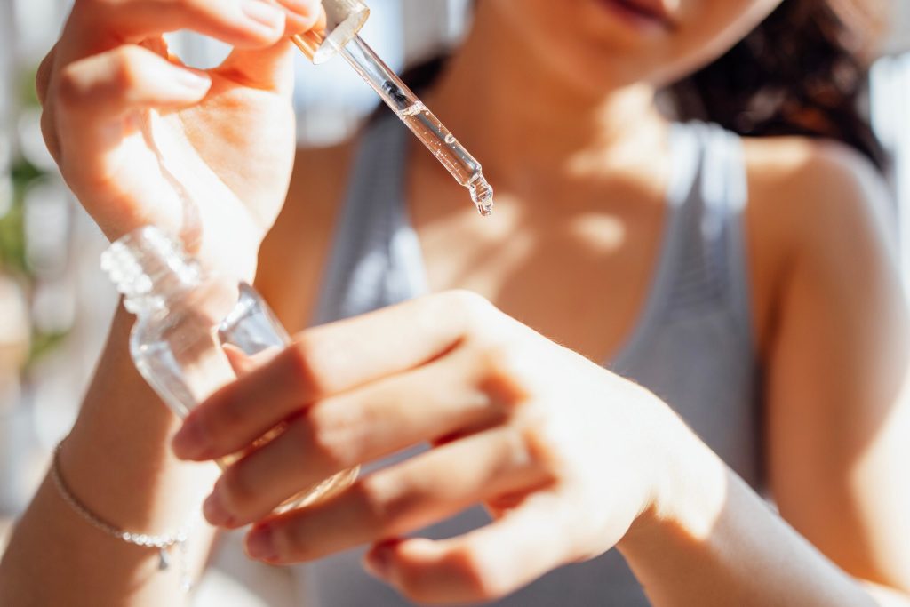 Peptidele, noul elixir al tinereții? Promisiuni mari, pericole ascunse