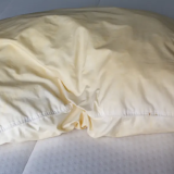 Adevărul ascuns: De ce se îngălbenesc pernele și ce riscuri ascund?