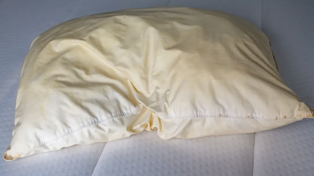 Adevărul ascuns: De ce se îngălbenesc pernele și ce riscuri ascund?