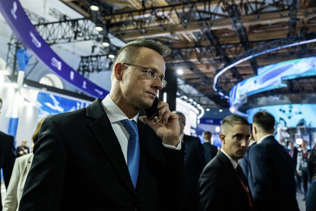 Ministrul ungar de Externe acuză o „imixtiune lipsită de scrupule” a serviciilor secrete străine în alegeri Péter Szijjártó, ministrul Afacerilor Externe și Comerțului din Ungaria, a reacționat dur la un articol de presă care sugerează o posibilă implicare a serviciilor secrete externe în alegerile parlamentare ungare