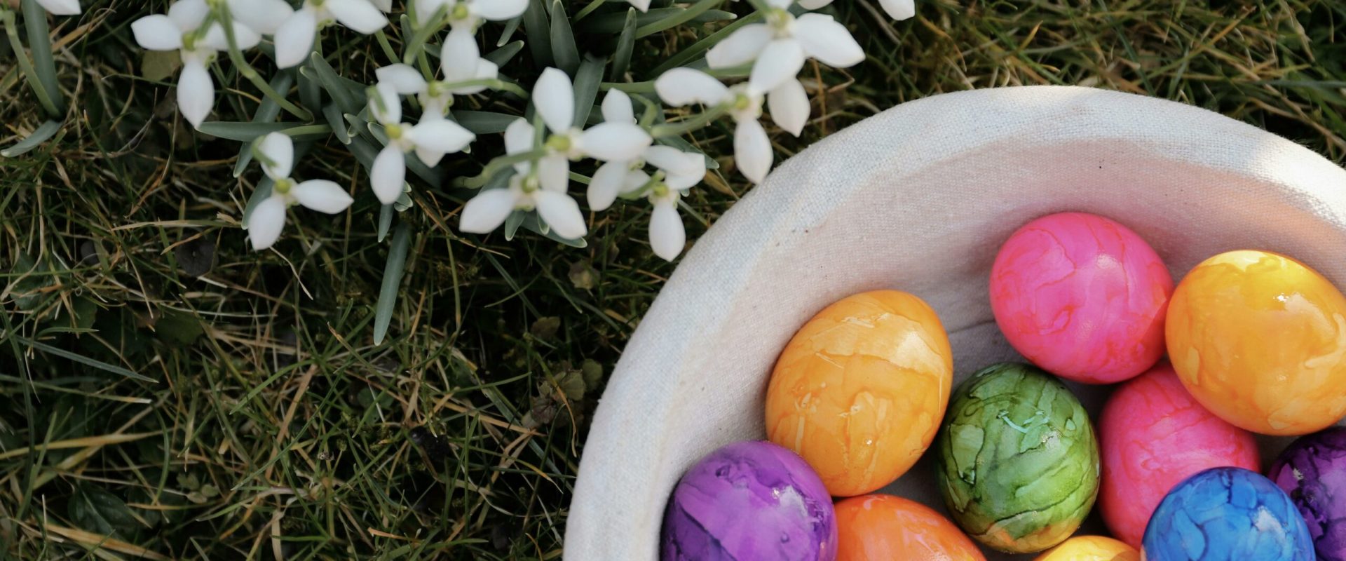 Vopsirea ouălor de Paște: Trucuri cu hârtie creponată și coji de ceapă pentru modele inedite