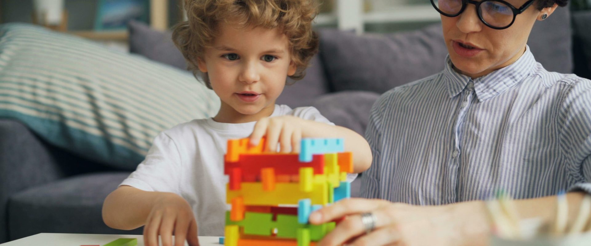 Părinții copiilor cu autism și Down, sprijin de la stat: Consiliere gratuită