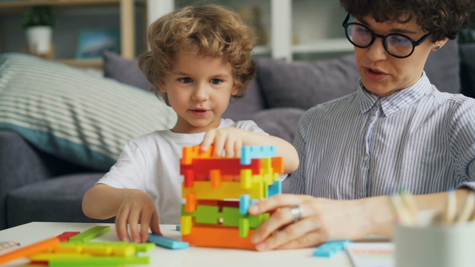 Părinții copiilor cu sindrom Down sau autism vor beneficia de consiliere psihologică gratuită București – Părinții și tutorii legali ai copiilor diagnosticați cu sindrom Down sau tulburări din spectrul autist vor avea acces la sprijin psihologic gratuit, după ce Camera Deputaților a adoptat miercuri o lege în acest sens