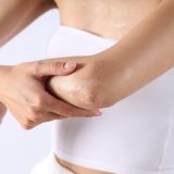 Piele uscată pe brațe și picioare? 5 obiceiuri care-ți fac rău