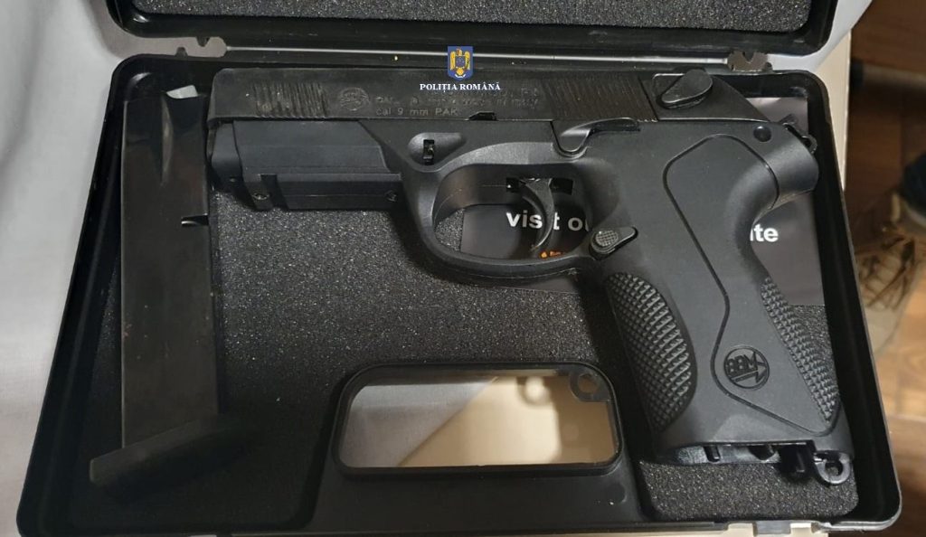 Femeie din Arad, prinsă la vânzarea unui pistol pe net: Cere 300 de euro