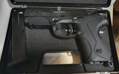 Femeie din Arad, prinsă la vânzarea unui pistol pe net: Cere 300 de euro