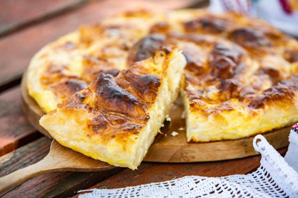 Reteta bunicii: Plăcintă cu foi subțiri și brânză, răsucită sau la tavă