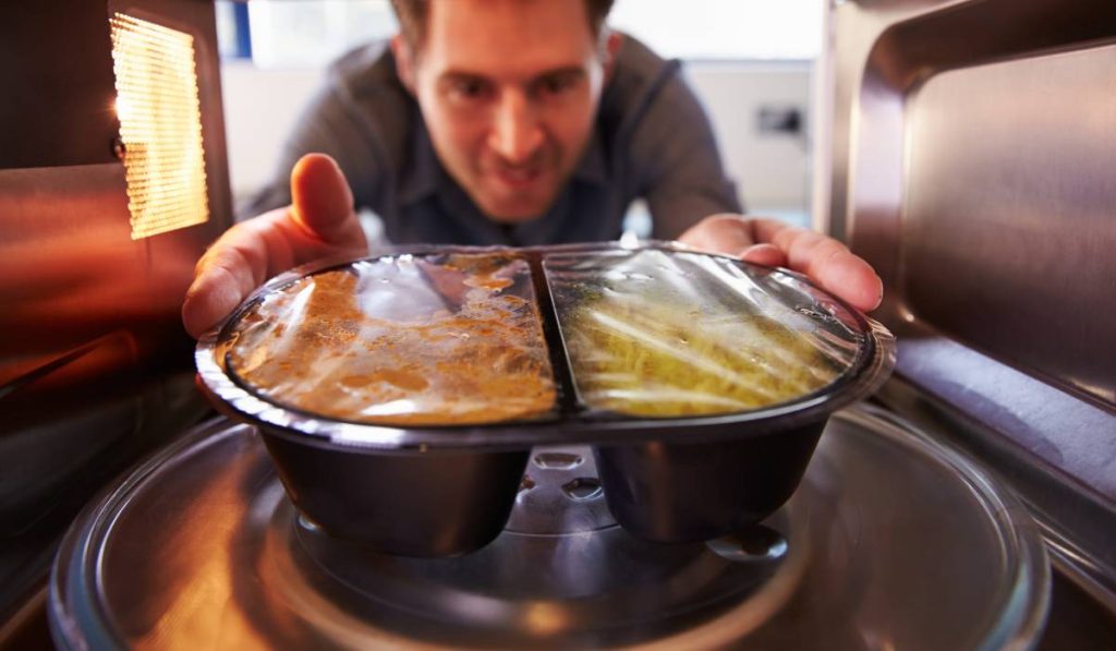 Un medic renunță definitiv la utilizarea recipientelor din plastic pentru încălzirea alimentelor la microunde, după ce a analizat impactul microplasticelor asupra sănătății