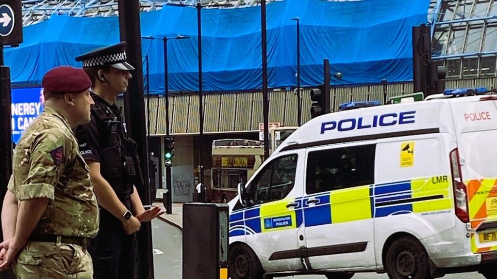 Trei tineri au fost puși sub acuzare în Marea Britanie în legătură cu incendierea a patru ambulanțe aparținând unei organizații evreiești, anunță agențiile internaționale de presă