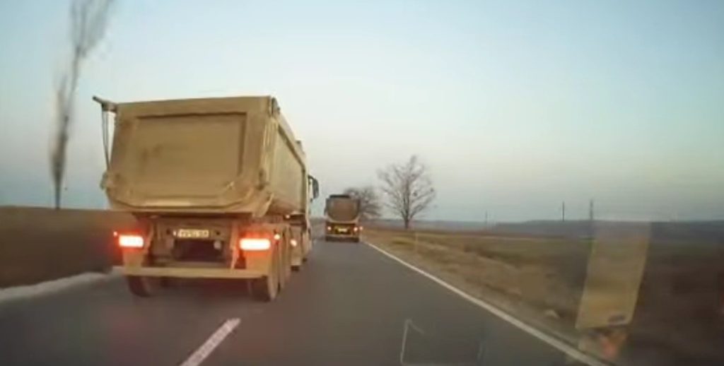 Camerele de bord, aliați în trafic, dar cu reguli stricte pentru șoferii din România Șoferii români pot folosi înregistrările de pe camerele de bord pentru a reclama comportamente agresive în trafic, dar acest lucru nu înseamnă că orice filmare este acceptată ca probă