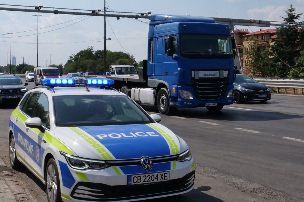 Șofer Bulgar, Reținut pe Autostradă După Ce A Condus Sub Influența Alcoolului și Drogurilor Un bărbat de 39 de ani, cetățean bulgar, a fost reținut în această dimineață pe autostrada Struma, care face legătura între Sofia și frontiera cu Grecia