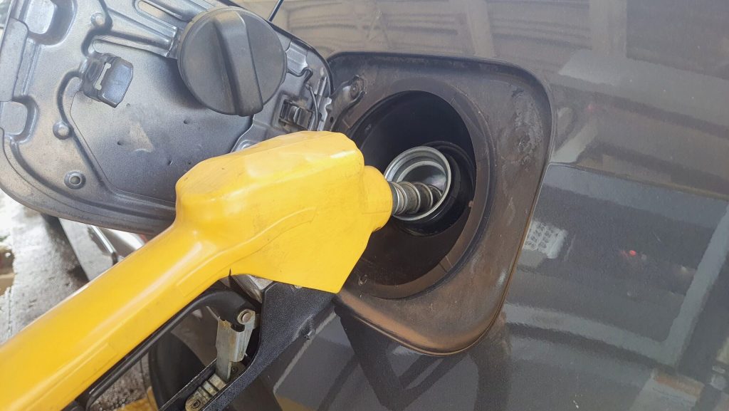 Prețurile la carburanți, din nou în atenția șoferilor: Unde găsim cea mai ieftină benzină azi Prețurile la carburanți continuă să fie un subiect de interes major pentru șoferii din România, în contextul unei piețe volatile și a fluctuațiilor constante din ultimele luni