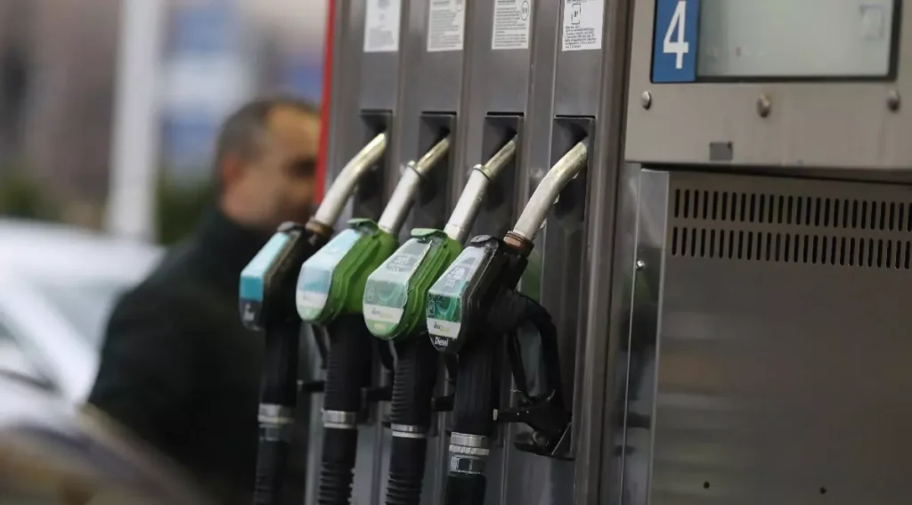 Motorina sub 9,25 lei, benzina sub 8,5 lei: Ieftinirea record a carburanților
