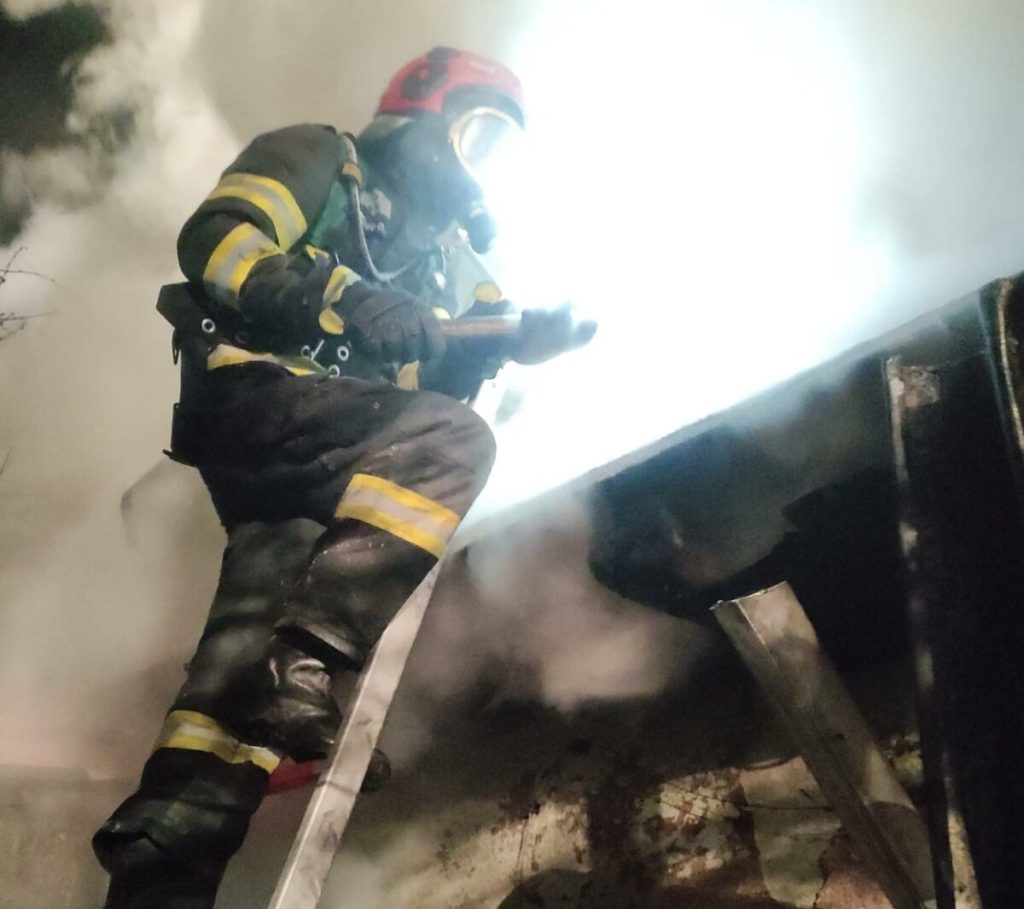 Incendiu devastator la Galați: O victimă descoperită, pompierii luptă