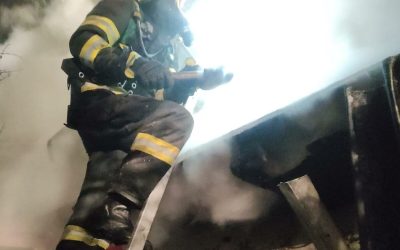 Incendiu devastator la Galați: O victimă descoperită, pompierii luptă