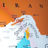 Blocada SUA la Ormuz: Iranul în 13 zile, prăbușirea rialului și hiperinflație