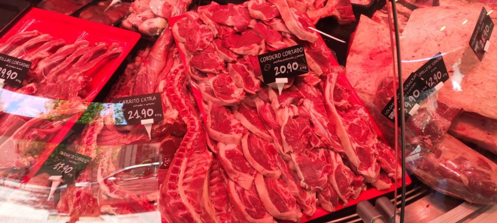 Prețul Mielului, Sub Presiune cu O Săptămână Înainte de Paște: Ce Așteptări Au Românii Cu doar o săptămână înainte de Sfintele Paști, românii încep să caute cele mai bune oferte pentru carnea de miel, un produs tradițional nelipsit de pe mesele de sărbătoare