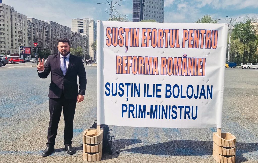 Primarul din Rădăuți, Loghin (PNL), în Piața Victoriei pentru Bolojan